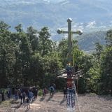 Helikopter MUP-a Srbije podigao krst na brdo kod Osečine (FOTO) 7