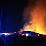 Gore magacini u Nišu, devet vozila gasi (VIDEO) 2