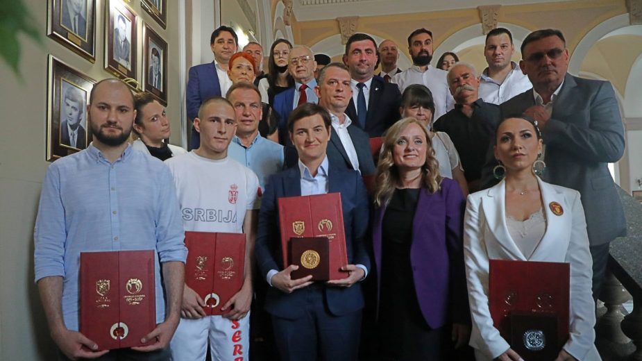 Predsednici Vlade Srbije uručena Vidovdanska nagrada 1