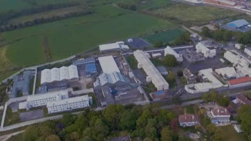 Snimak zatvora Vajt u Britaniji u kojem kaznu služi Radovan Karadžić (VIDEO) 1