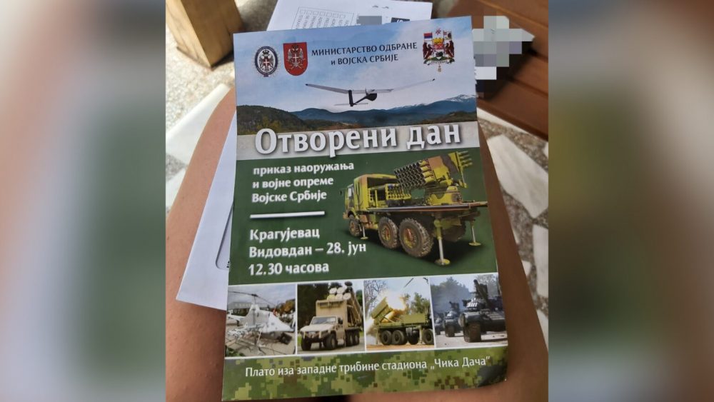 Kragujevčani preko pošte dobijaju poziv za „Otvoreni dan vojske” sa Vučićem 1 Kragujevčani preko pošte dobijaju poziv za „Otvoreni dan vojske” sa Vučićem 1