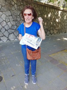 Akcija podela novina prolaznicima povodom rođendana Danasa Novinari i urednici Danasa delili rođendanski broj na ulicama više gradova (FOTO) 15