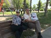 Novinari i urednici Danasa delili rođendanski broj na ulicama više gradova (FOTO) 5 Novinari i urednici Danasa delili rođendanski broj na ulicama više gradova (FOTO) 12