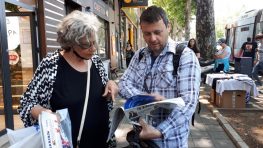 Akcija podela novina prolaznicima povodom rođendana Danasa Novinari i urednici Danasa delili rođendanski broj na ulicama više gradova (FOTO) 16