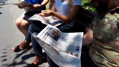 Akcija podela novina prolaznicima povodom rođendana Danasa Novinari i urednici Danasa delili rođendanski broj na ulicama više gradova (FOTO) 18