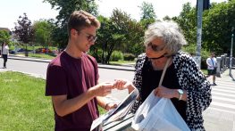 Akcija podela novina prolaznicima povodom rođendana Danasa Novinari i urednici Danasa delili rođendanski broj na ulicama više gradova (FOTO) 17