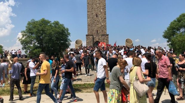 Hiljade ljudi na Gazimestanu, policija oduzimala srpska obeležja 1