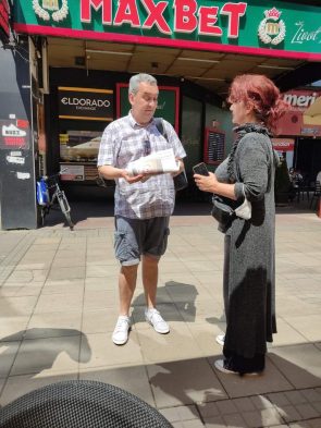 Akcija u Nišu Novinari i urednici Danasa delili rođendanski broj na ulicama više gradova (FOTO) 2