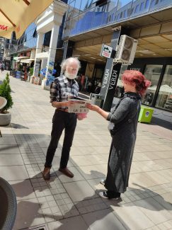Novine, list Danas, ZOrica Miladinović Novinari i urednici Danasa delili rođendanski broj na ulicama više gradova (FOTO) 7