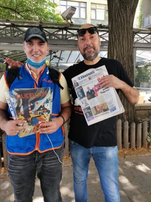 Akcija - podela novina Novinari i urednici Danasa delili rođendanski broj na ulicama više gradova (FOTO) 11