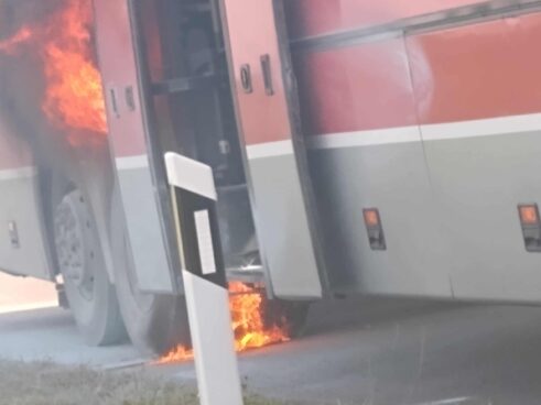 Autobus Nišekspresa Autobus Nišekspresa izgoreo na autoputu kod Subotice (FOTO) 16