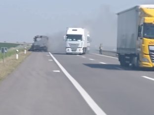 Autobus Nišekspresa Autobus Nišekspresa izgoreo na autoputu kod Subotice (FOTO) 2