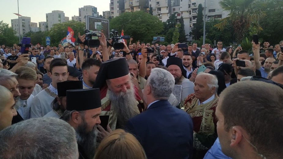 Doček mitropolita Joanikija u Podgorici, premijer od njega zatražio oprost (FOTO/VIDEO) 1