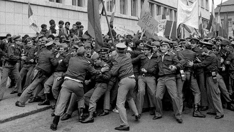 Novosadska tribina povodom knjige "Antibirokratska revolucija" 10. juna 1