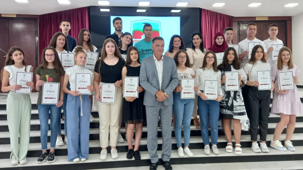 Novi Pazar: Nagrađeni đaci generacije 1