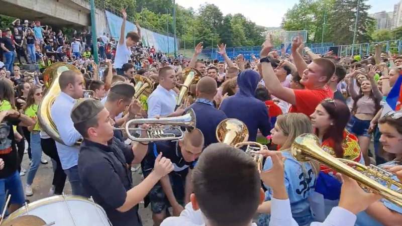 Slavlje maturanata u Užicu: Trube, kolo i zastave, uprkos koroni (VIDEO) 1