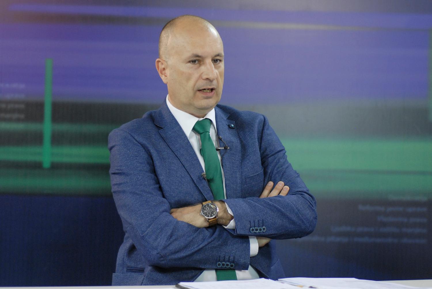 Međak: Vučić stavljen pred svršen čin "ili Zapad ili Rusija" 1