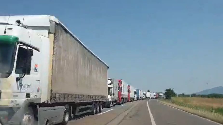 Kamioni sa albanskom robom blokirani na prelazu Morina 1