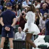 Serena Vilijams predala meč prvog kola, u suzama napustila teren 15