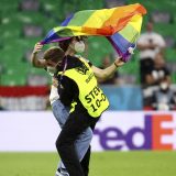 EURO 2020: Aktivista na terenu sa zastavom duginih boja tokom intoniranja mađarske himne 10
