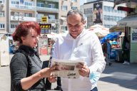 Akcija u Nišu Novinari i urednici Danasa delili rođendanski broj na ulicama više gradova (FOTO) 5