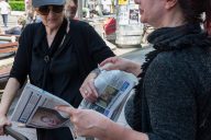 Akcija u Nišu Novinari i urednici Danasa delili rođendanski broj na ulicama više gradova (FOTO) 4