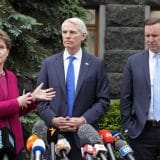 Ukrajinski predsednik tvrdi da su ruske trupe ostale u blizini Ukrajine 8