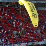 EURO 2020: Aktivista Grinpisa umalo da se sruši na tribinu pre utakmice u Minhenu 12