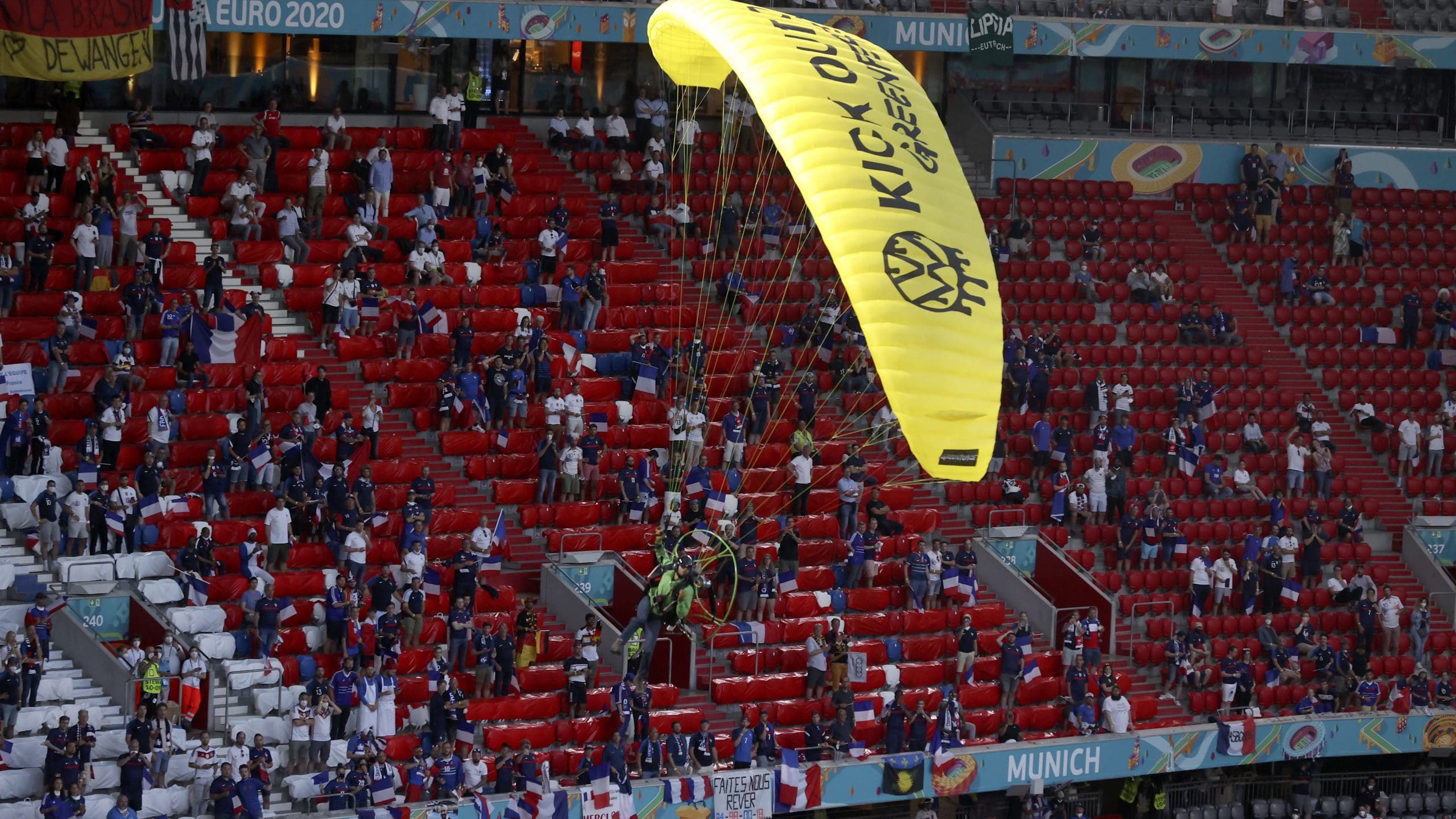 EURO 2020: Aktivista Grinpisa umalo da se sruši na tribinu pre utakmice u Minhenu 1