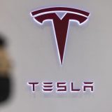 "Tesla" povlači više od 320.000 automobila u SAD, istraga otkrila anomalije tokom "buđenja vozila" 5