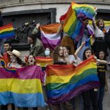 U Parizu održana velika Parada ponosa, u Istanbulu policija rasterala učesnike 8
