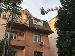 Zbog dehidracije prilikom gašenja požara u Beogradu dva vatrogasca u bolnici (FOTO) 2