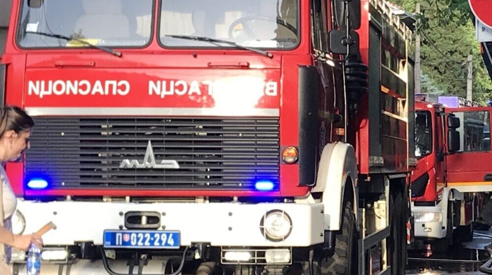 MUP: Na gašenju požara u krugu IMT angažovano 18 vatrogasaca i četiri vozila 1