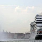 Prvi kruzer od početka pandemije krenuo na krstarenje iz Venecije, na kopnu demonstracije 10