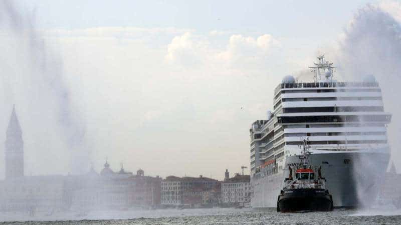 Prvi kruzer od početka pandemije krenuo na krstarenje iz Venecije, na kopnu demonstracije 1