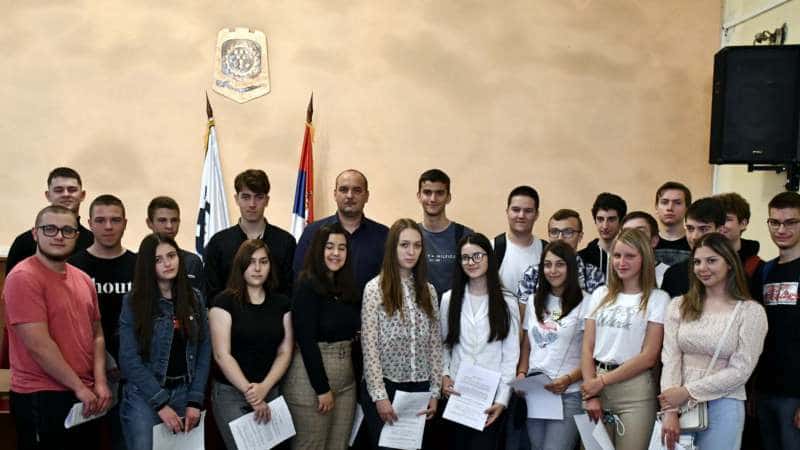 Za srednjoškolce i studente u Negotinu 28 stipendija 1