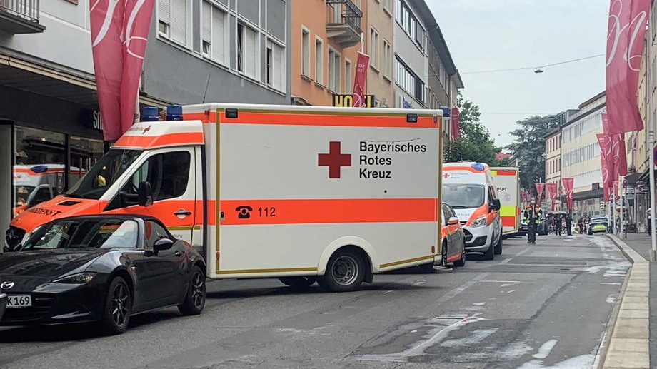 U Nemačkoj muškarac ubio nožem troje prolaznika, 15 ranio (VIDEO) 1