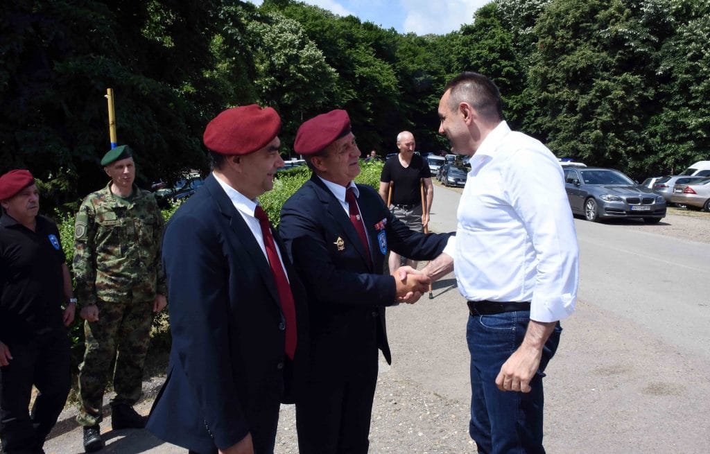 Vulin u ime Vučića čestitao veteranima 63. padobranske brigade praznik, Stefanović nije prisustvovao 6 Vulin u ime Vučića čestitao veteranima 63. padobranske brigade praznik, Stefanović nije prisustvovao 6