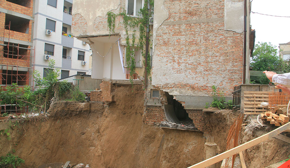 urusena zgrada na Vracaru