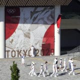 Japan će ograničiti bolničko lečenje na teže kovid bolesnike usred rekordnog broja zaraženih 12