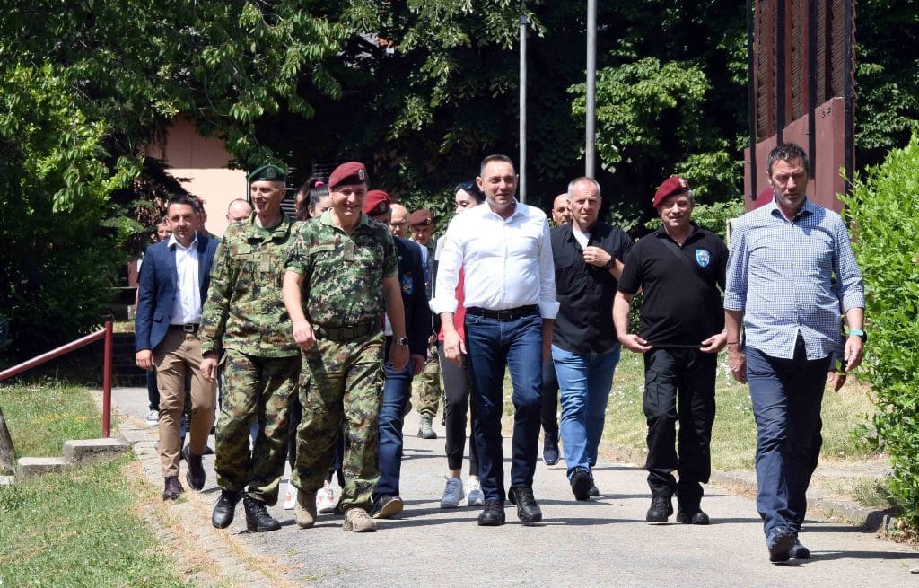 Vulin u ime Vučića čestitao veteranima 63. padobranske brigade praznik, Stefanović nije prisustvovao 5 Vulin u ime Vučića čestitao veteranima 63. padobranske brigade praznik, Stefanović nije prisustvovao 5
