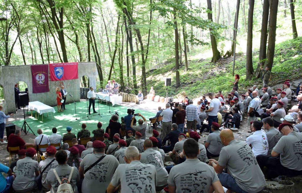 Vulin u ime Vučića čestitao veteranima 63. padobranske brigade praznik, Stefanović nije prisustvovao 7 Vulin u ime Vučića čestitao veteranima 63. padobranske brigade praznik, Stefanović nije prisustvovao 7