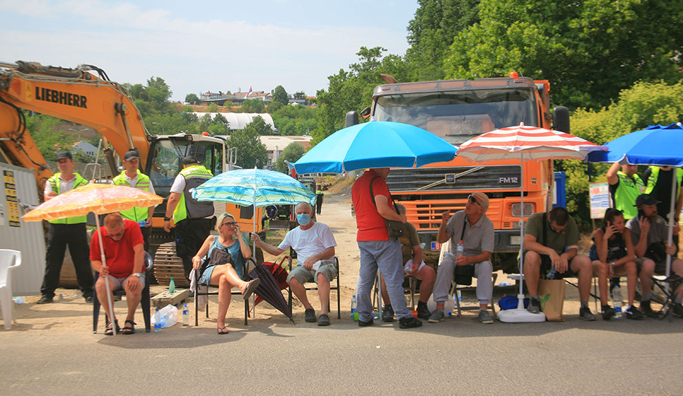 Goloruki protiv obezbeđenja, bagera i kamiona 1