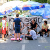 Građani i dalje blokiraju ulicu nakon smrti dečaka na Karaburmi 15