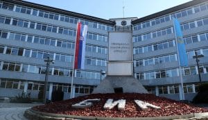 Nakon što je Insajder objavio da je BIA „slučajno“ pribavila snimak razgovora novosadskih aktivista i članova Pokreta slobodnih građana, na osnovu kog su kasnije uhapšeni i proveli u pritvoru sedam meseci, dok je šestoro aktivista STAV-a još u azilu, jer su okrivljeni za krivično delo pripremanja nasilne promene ustavnog poretka, slagalica se polako sklapa — ali izostaje odgovornost.