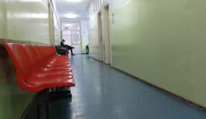 Žena iz Svrljiga koja je napala doktorku i ujela policajca zadržana na lečenju 1 Žena iz Svrljiga koja je napala doktorku i ujela policajca zadržana na lečenju 1