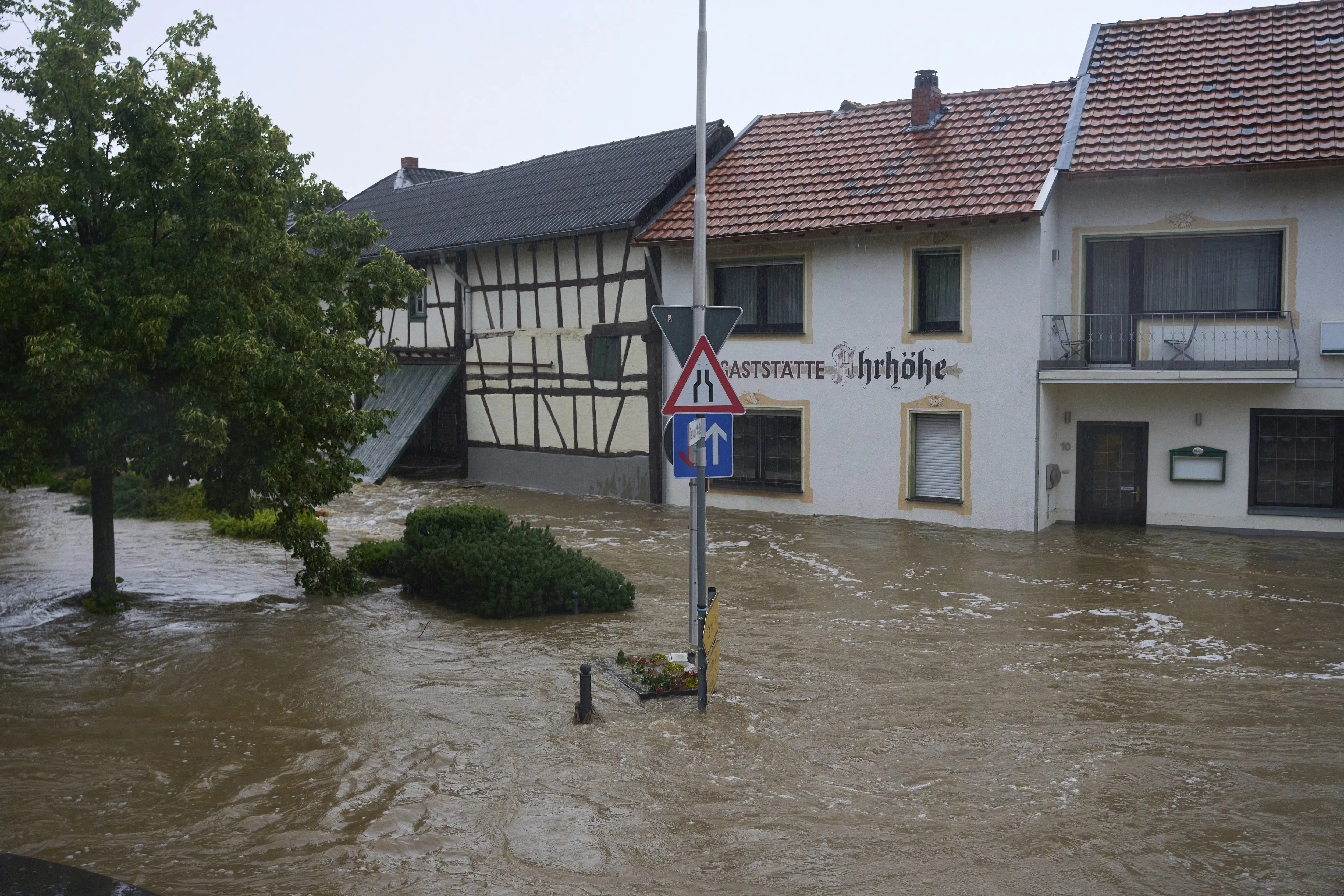 U poplavama u Nemačkoj i Belgiji nastradalo najmanje 90 osoba, traga se za hiljadu ljudi (FOTO) 1