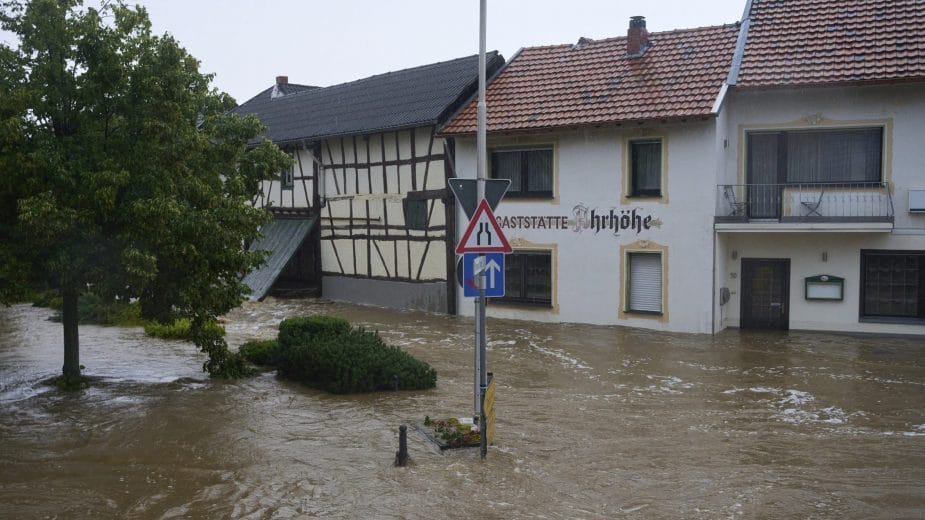 U poplavama u Nemačkoj i Belgiji nastradalo najmanje 90 osoba, traga se za hiljadu ljudi (FOTO) 1