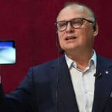 goran vesic tablet foto beoinfo