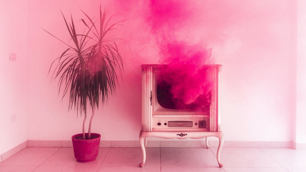 Televizija, nauka i zdravlje: Zamislite da možete da osetite miris iz filma ili serije 1 Concept image - a plume of pink smoke coming out from an antique tv set, with a plant next to it